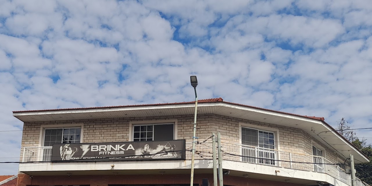 Fachada exterior moderna de Brinka Fitness en Berazategui