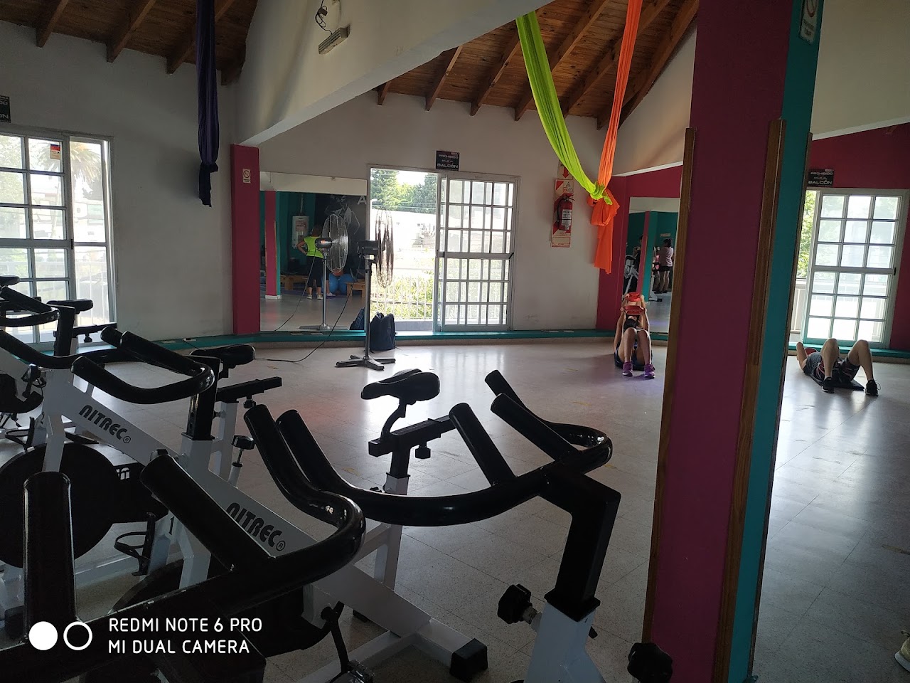 Zona de entrenamiento funcional y clases grupales en Brinka