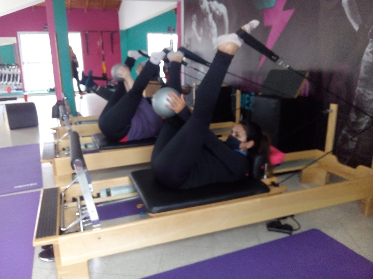 Estudio de pilates reformer luminoso con camillas completas